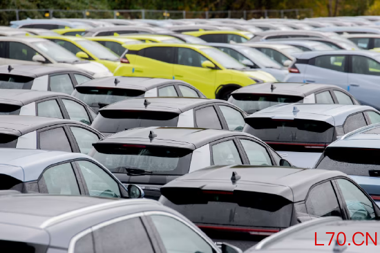 2025 年 10 月 25 日，德国威廉港港区停放的比亚迪汽车。