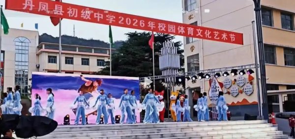 陕西一中学网购演出服后集体退货？商家称收到穿过的衣服，当地教体局：家长已取消退货