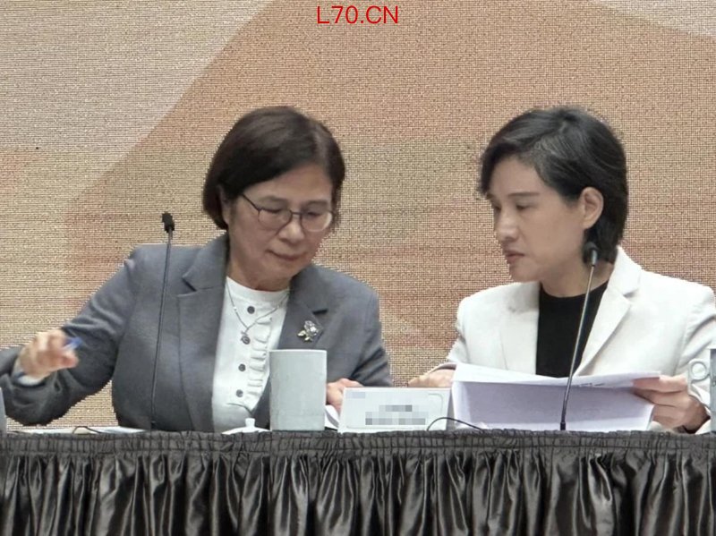 图注：台当局谈判代表郑丽君（右）、杨珍妮（左）开记者会吹嘘所谓“谈判成果”港股配资开户服务网。