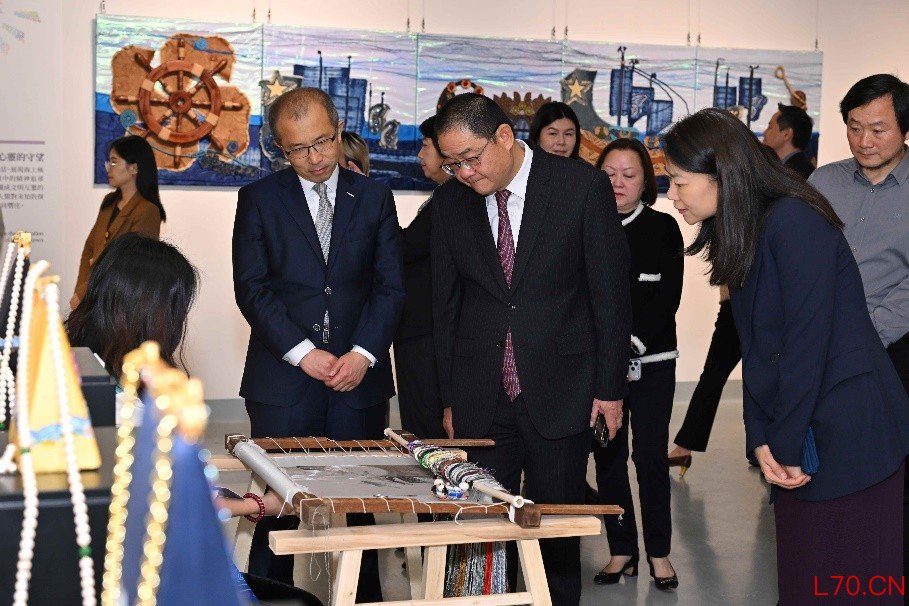 图为嘉宾参观学员作品。（主办方供图）
