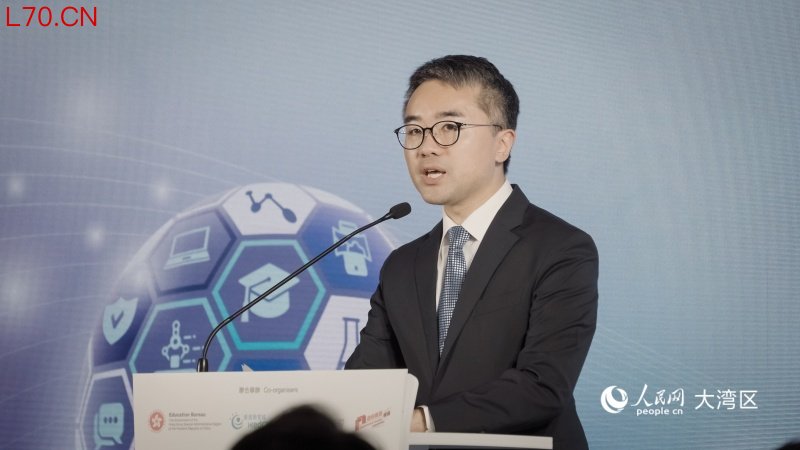 图3.香港特区政府教育局副局长施俊辉致辞。 人民网 吴宇扬扬 摄