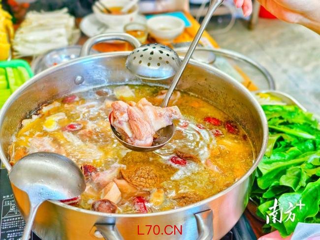 莫氏鸡煲分店开业：下午两点仍满客 顺德首店火爆迎客