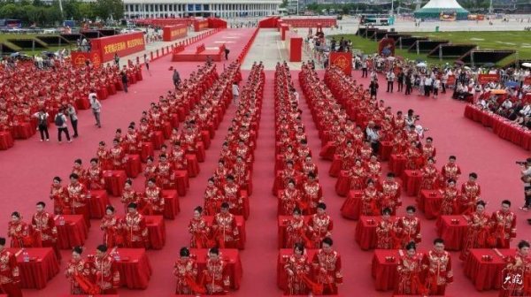 安徽四地同办“零彩礼、低彩礼”集体婚礼 260对新人在骆岗公园“拜堂”