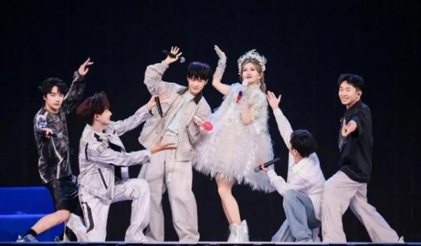 杨迪发文为谢娜庆祝45岁生日：喜欢谢娜从来不是一件丢人的事情