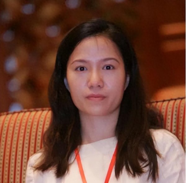 丈夫去世后50岁怀孕, 卷着钱去英国潇洒? 翁帆真的就这么不堪?