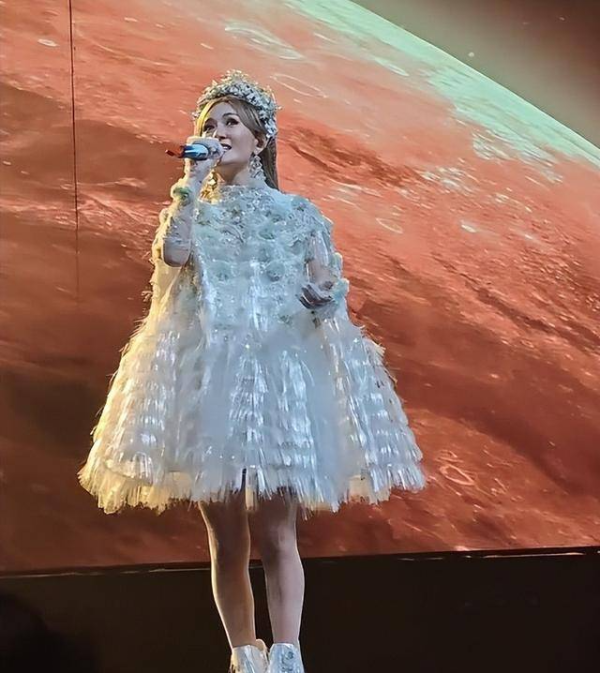 谁能料到, 被全网唱衰的谢娜首场演唱会, 竟成了内娱人缘大赏现场