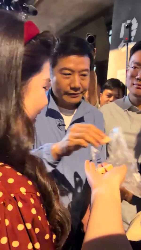 雷军现身盐城请粉丝吃糖, 边吃边发太接地气
